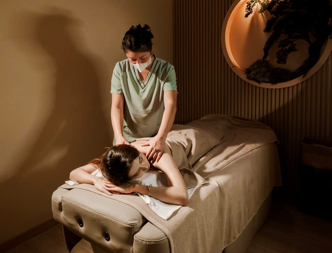 Therapist giving an aromatherapy massage